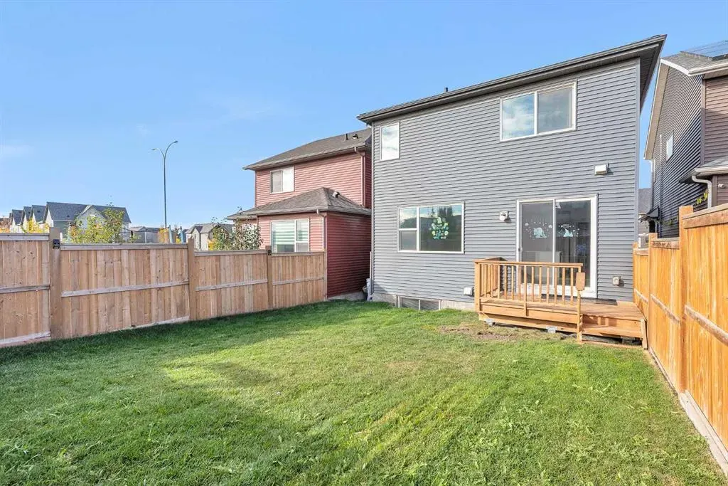 106 Lucas Crescent NW
