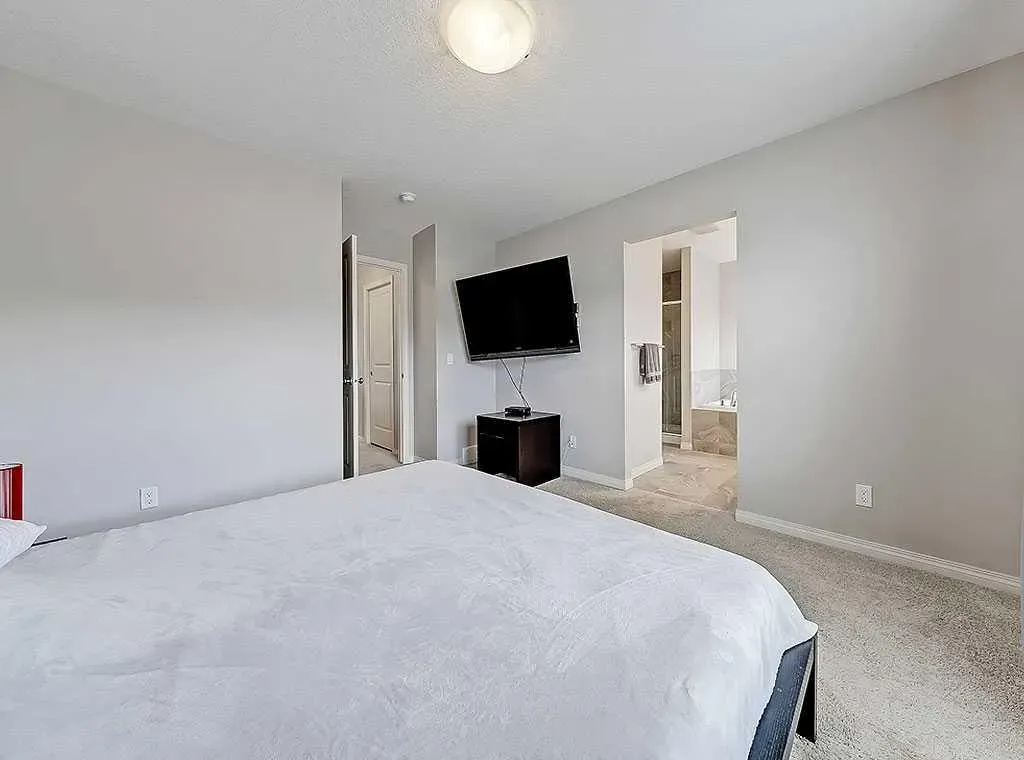 588 Evanston Link NW