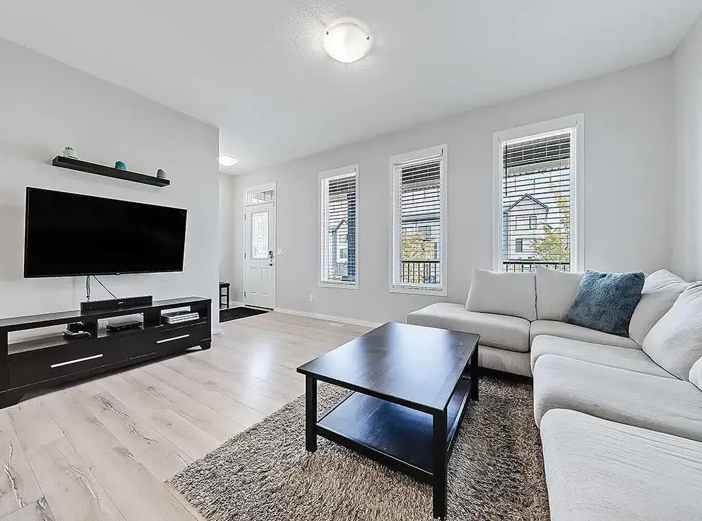 588 Evanston Link NW