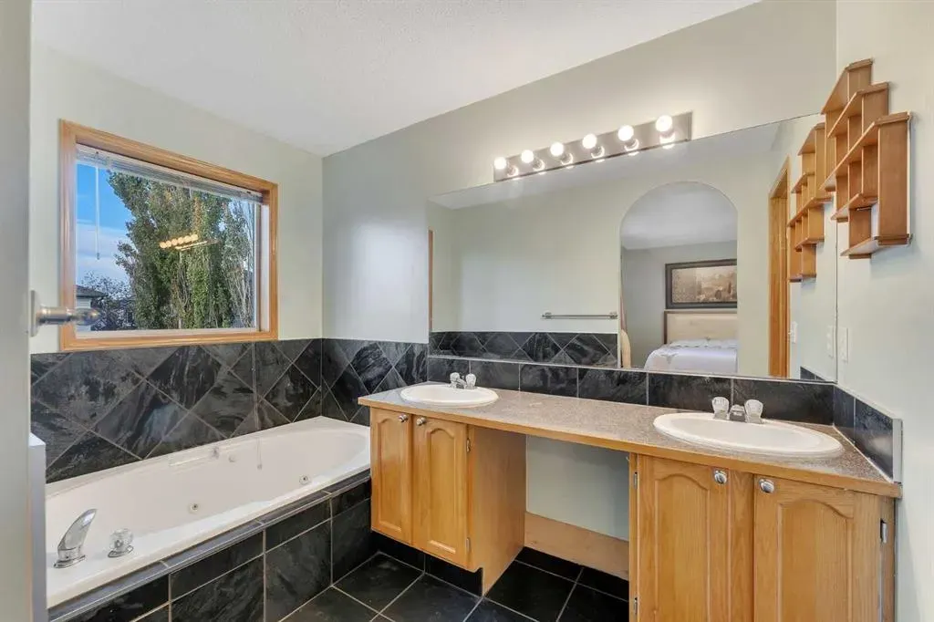 185 West Lakeview Drive