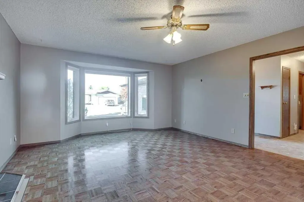 433 Regal Crescent