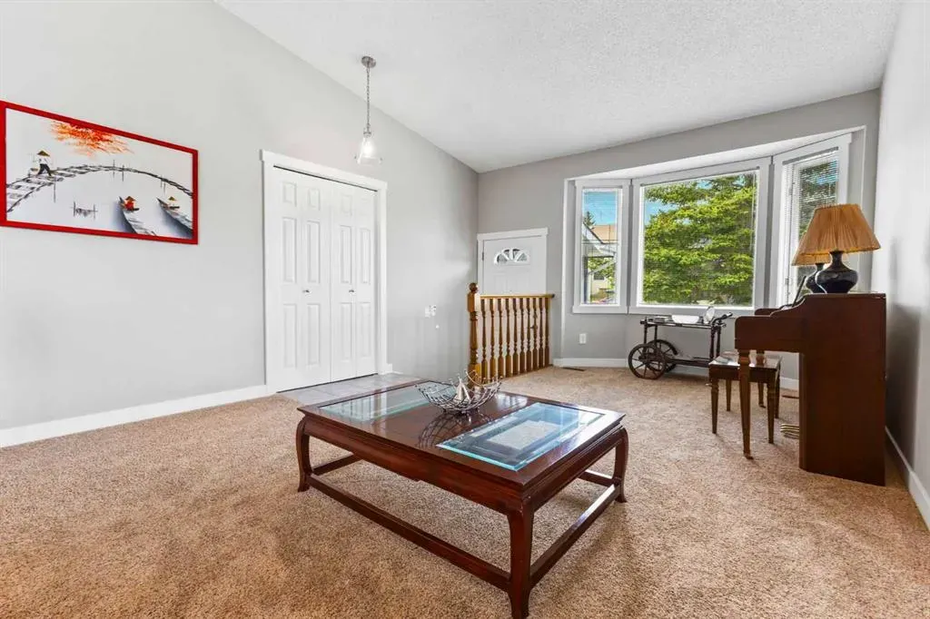 111 Edgebyne Crescent NW