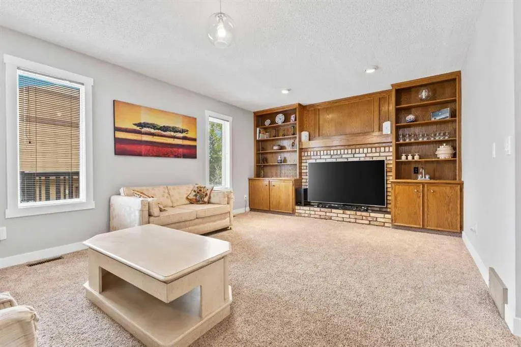 111 Edgebyne Crescent NW