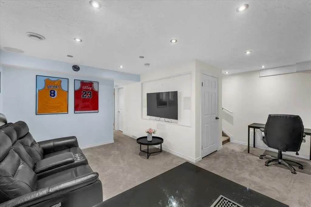 35 Tuscany Ridge Terrace NW