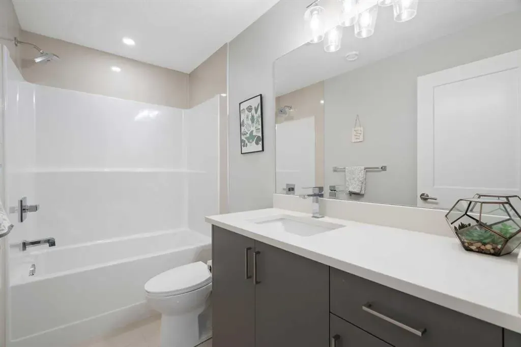 136 21 Avenue NE, #2