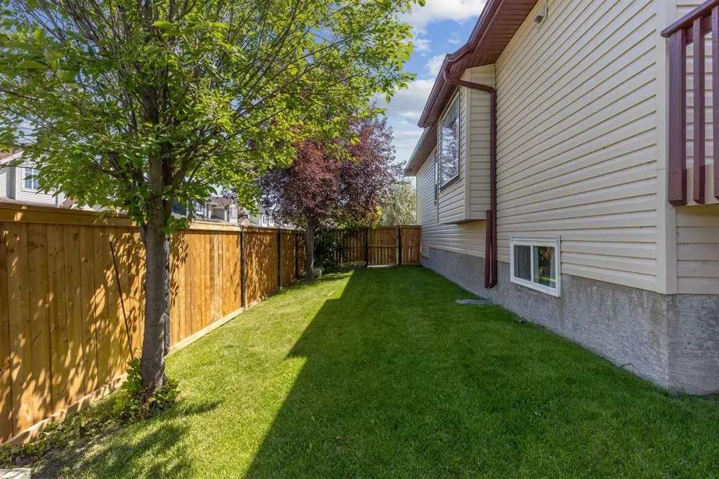 4 Martha's Meadow Place NE