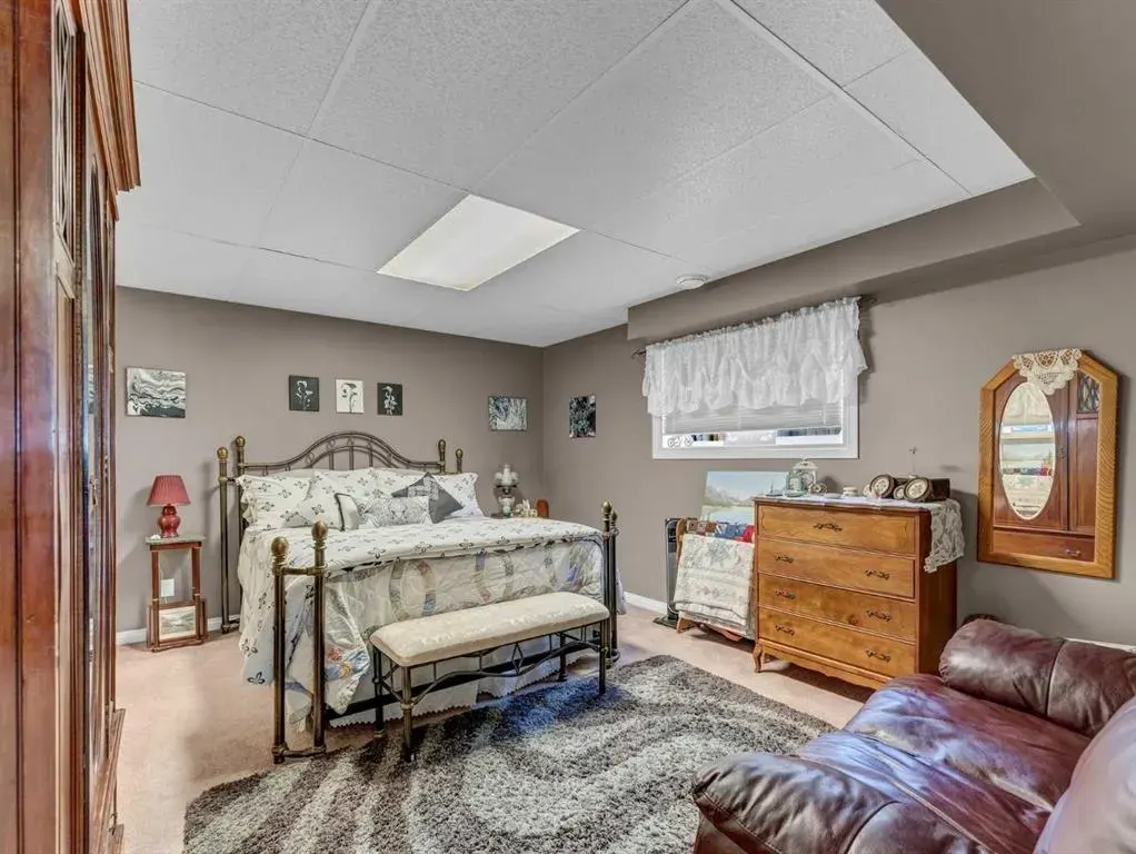 833 1 Street Close W