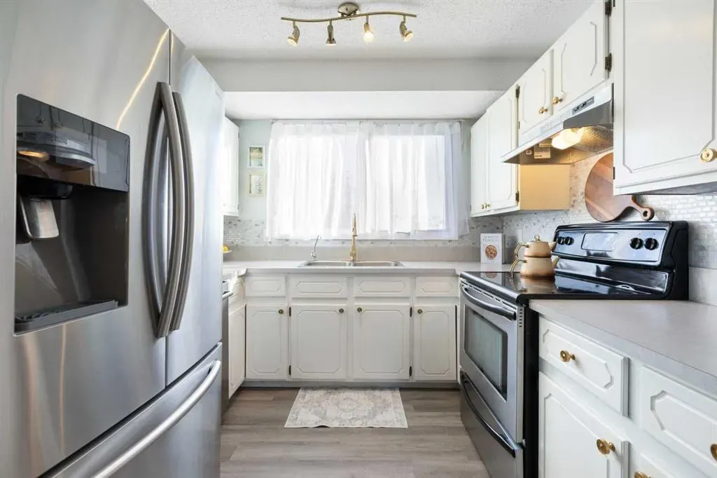 27 Deercrest Close SE