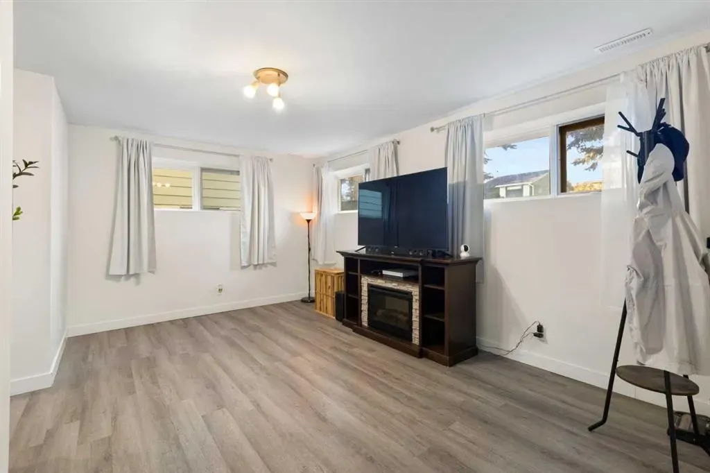 27 Deercrest Close SE