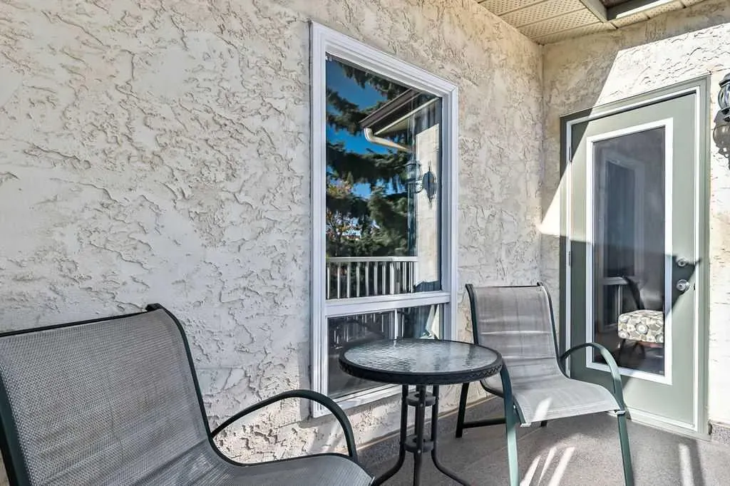 637 Strathcona Drive SW