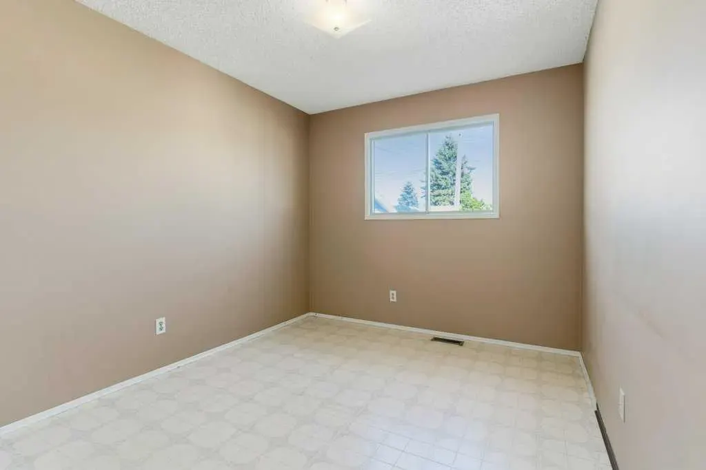 64 Maranda Close NE