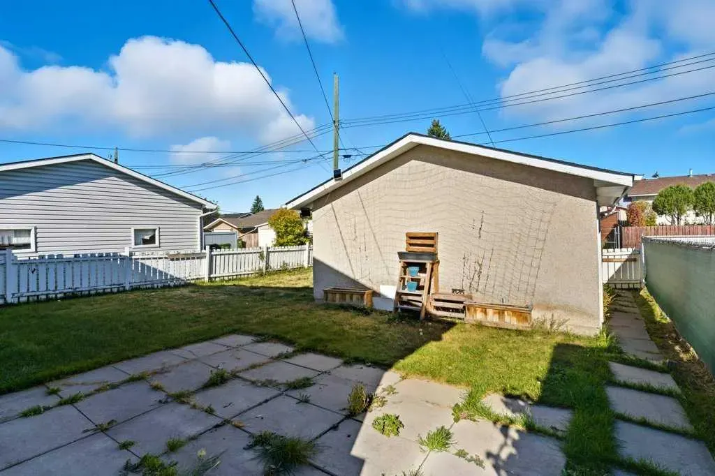 64 Maranda Close NE