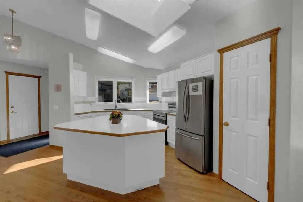 102 Edgebrook Heights NW