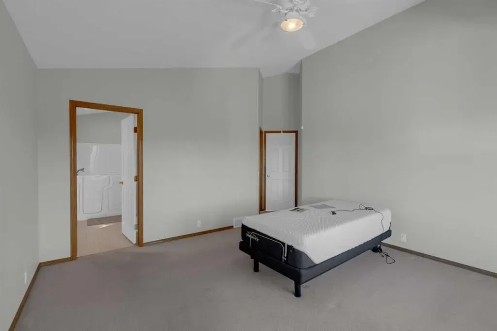 102 Edgebrook Heights NW