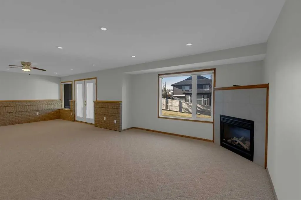 102 Edgebrook Heights NW