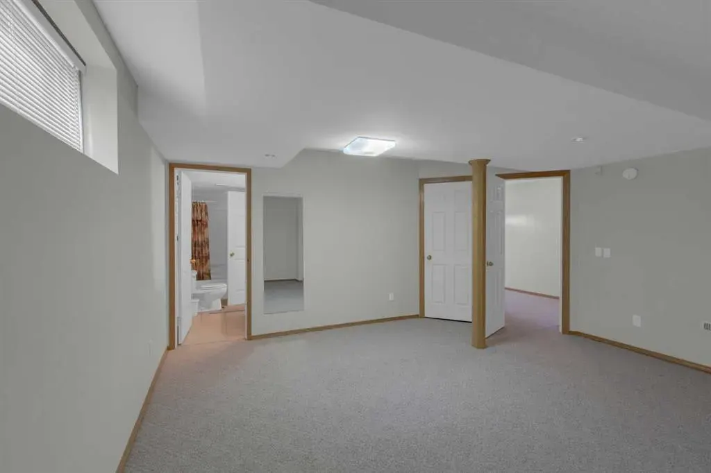 102 Edgebrook Heights NW