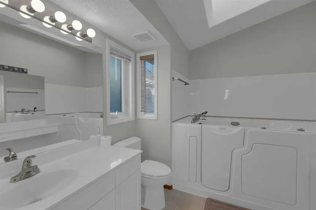 102 Edgebrook Heights NW