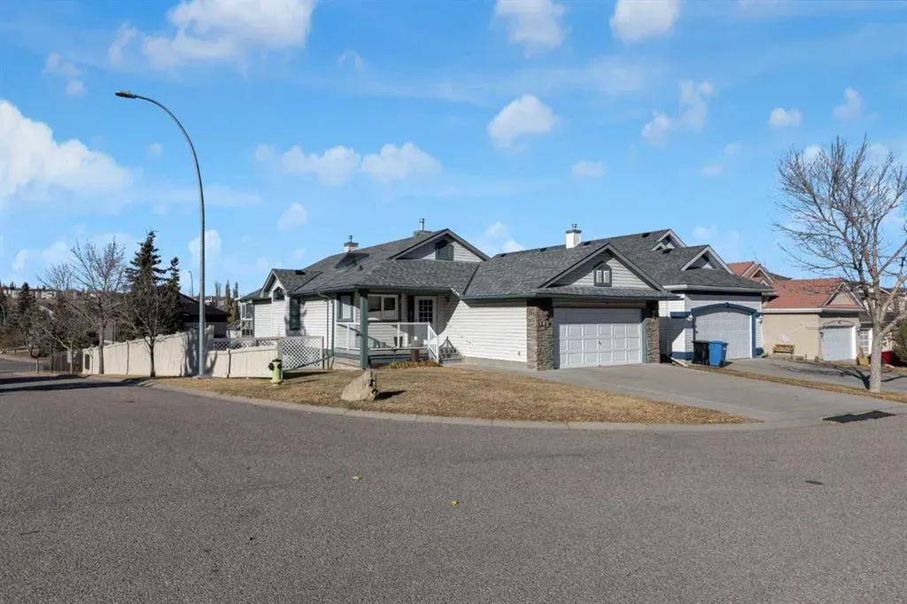 102 Edgebrook Heights NW