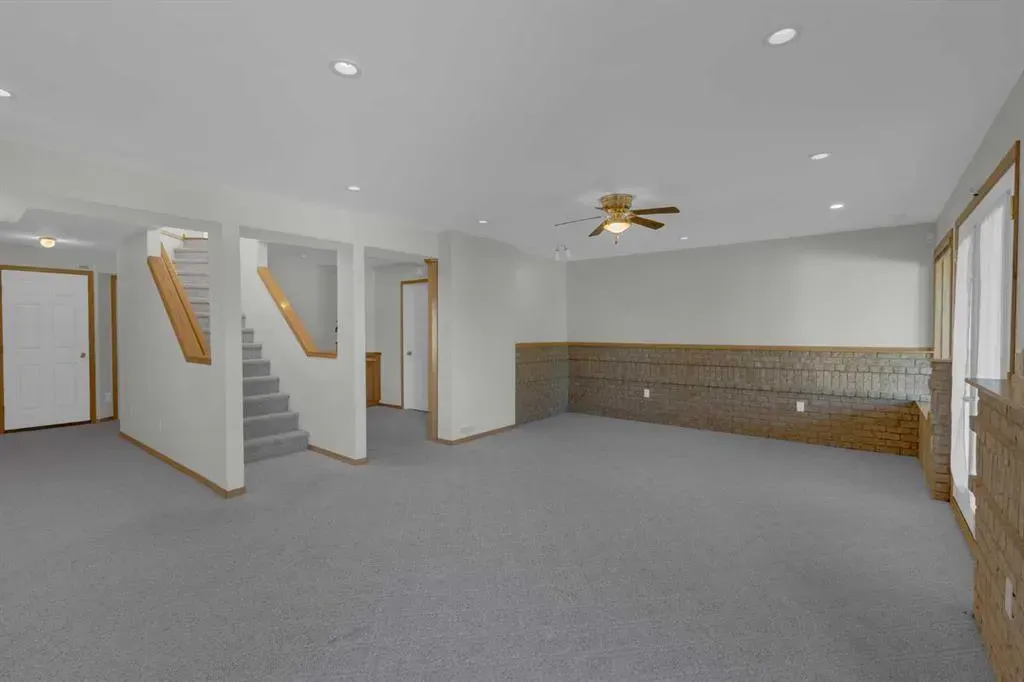 102 Edgebrook Heights NW