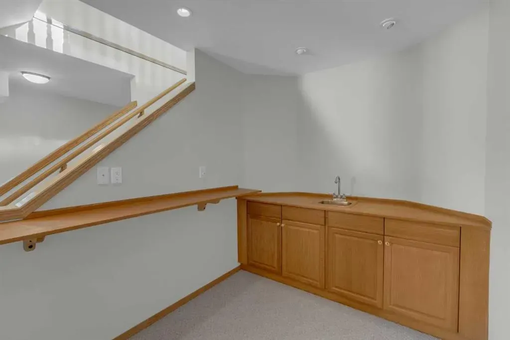 102 Edgebrook Heights NW