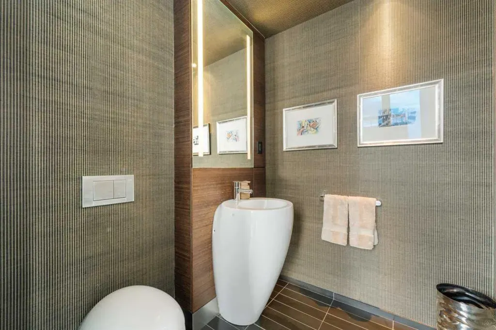108 9th Avenue SW, #2004