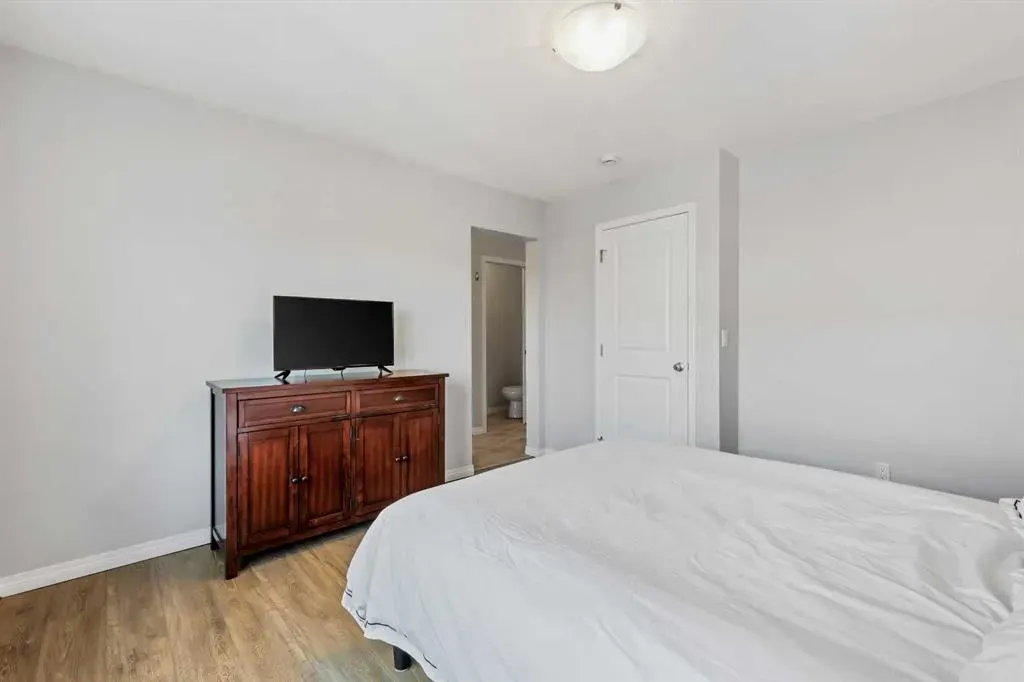 76 Legacy Glen Row SE