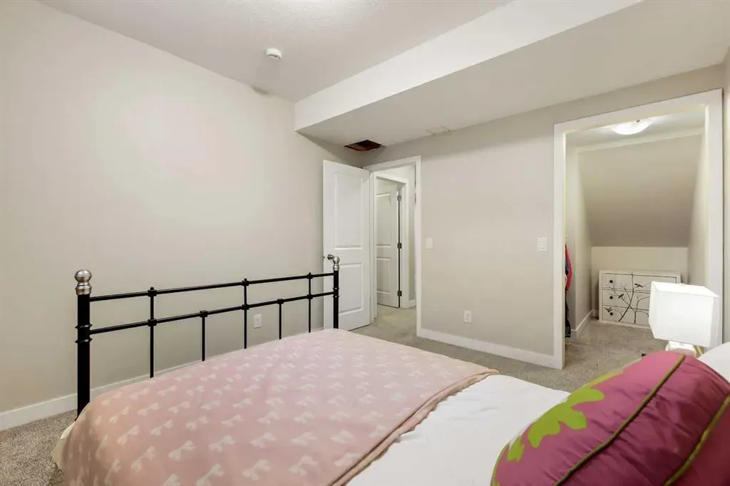 76 Legacy Glen Row SE