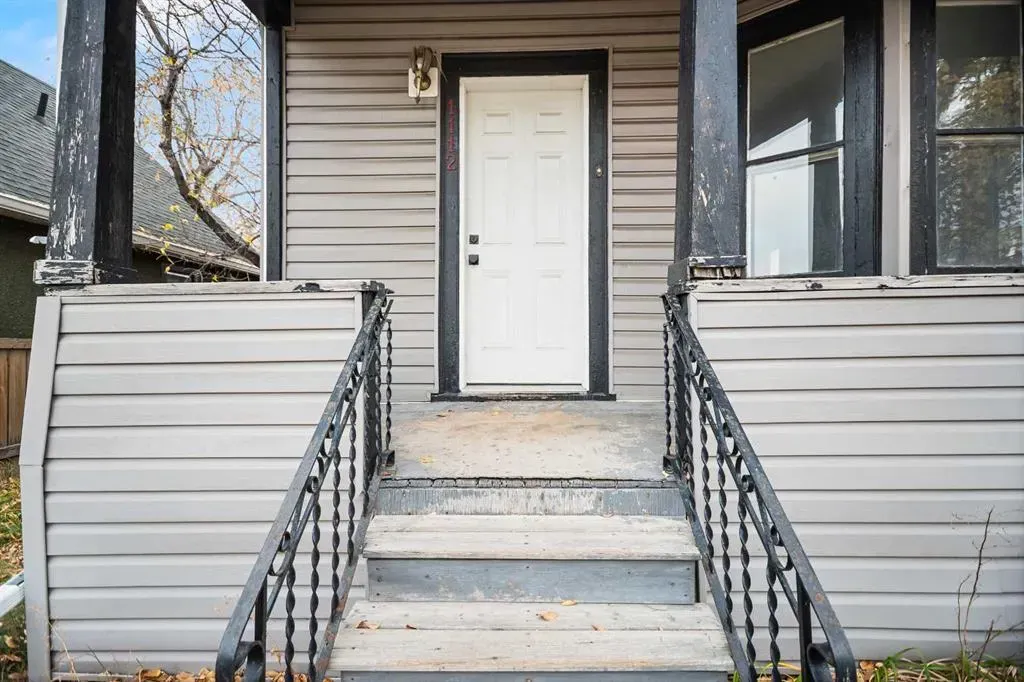 1112 8 Street SE