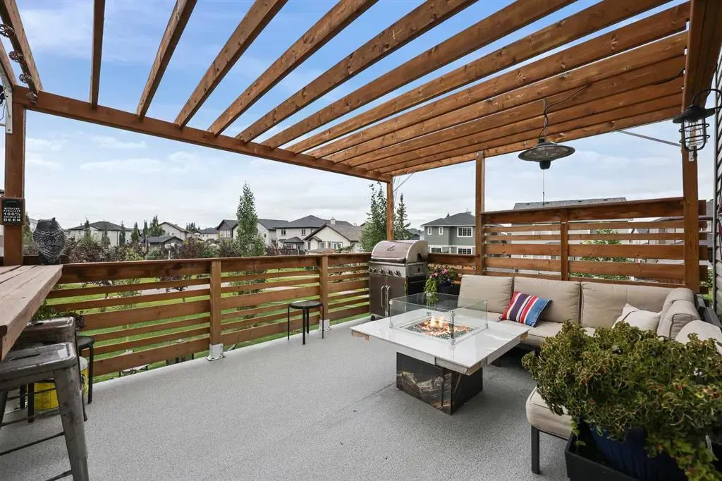 60 Canoe Cove SW