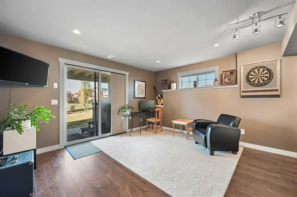 60 Canoe Cove SW
