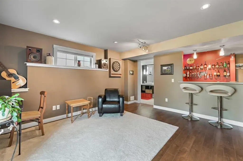60 Canoe Cove SW