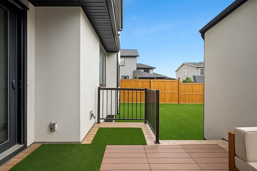 27 Bluerock Avenue SW