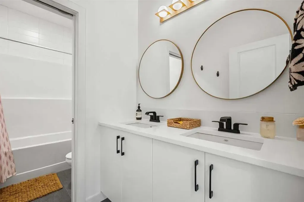 27 Bluerock Avenue SW