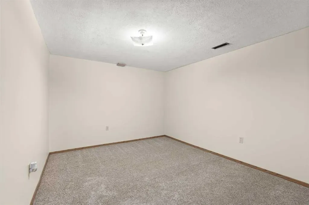 12 Redwood Way SE