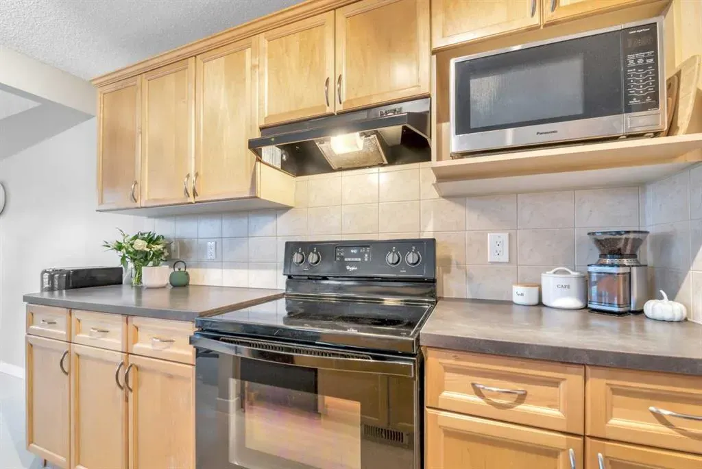 84 Evermeadow Manor SW