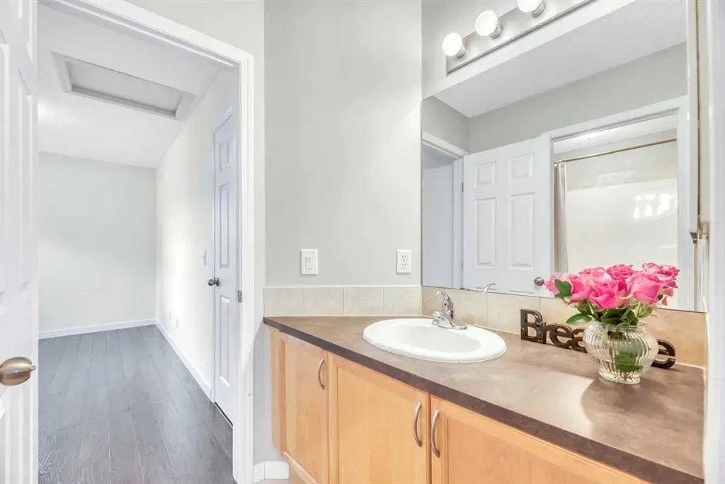 84 Evermeadow Manor SW