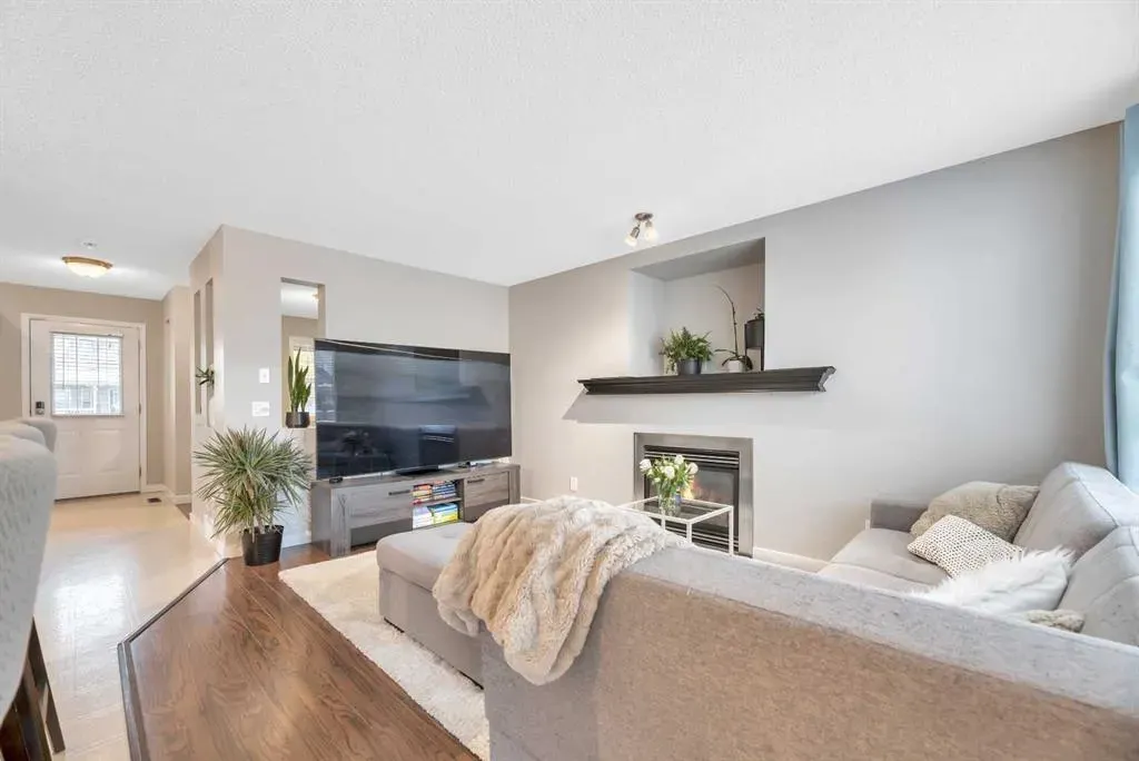 84 Evermeadow Manor SW