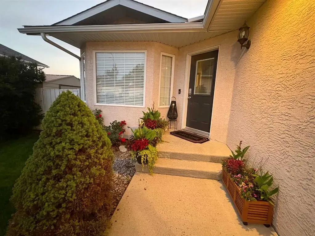 167 Mt Rundle Road W