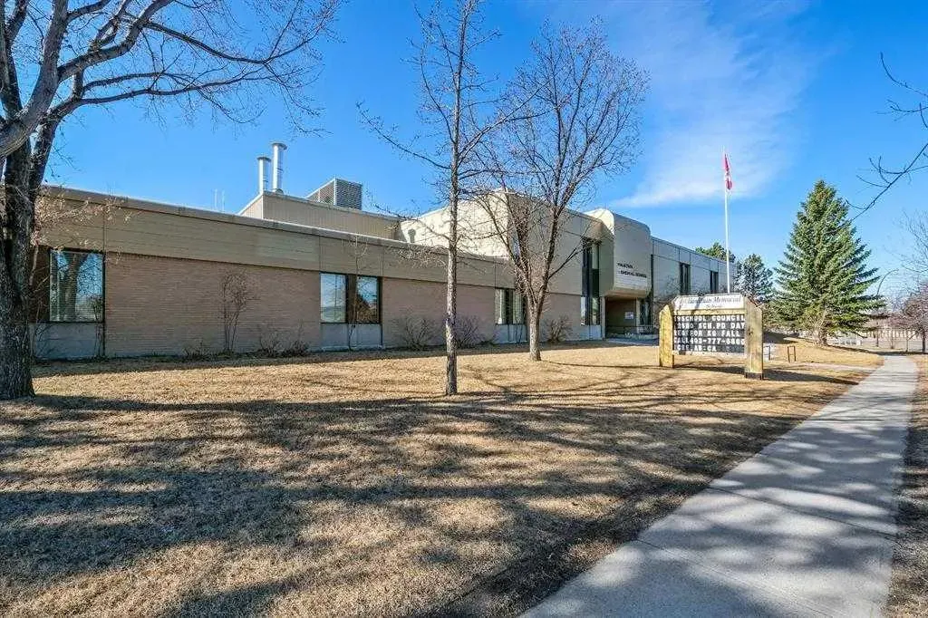 828 Queensland Drive SE