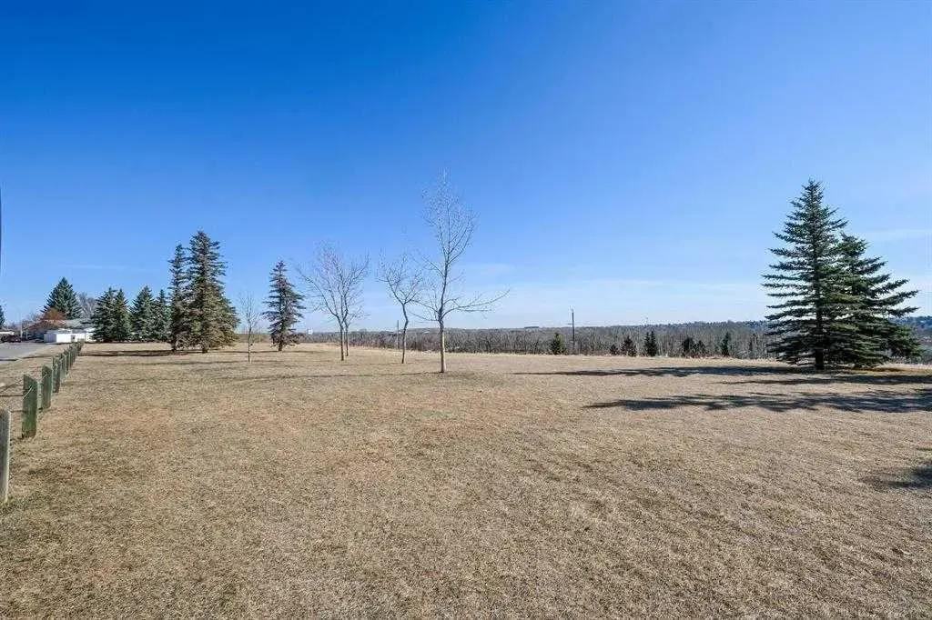 828 Queensland Drive SE