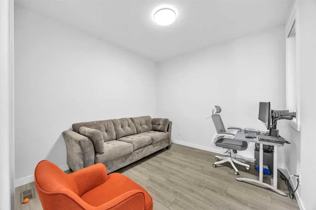 289 Corner Glen Way NE