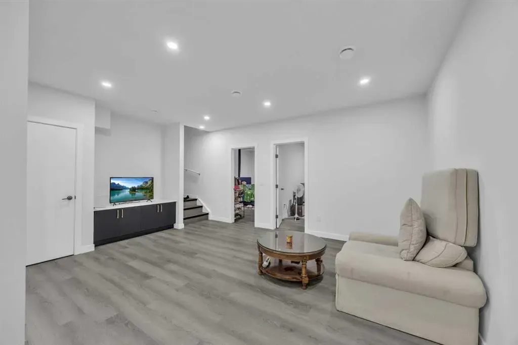 289 Corner Glen Way NE