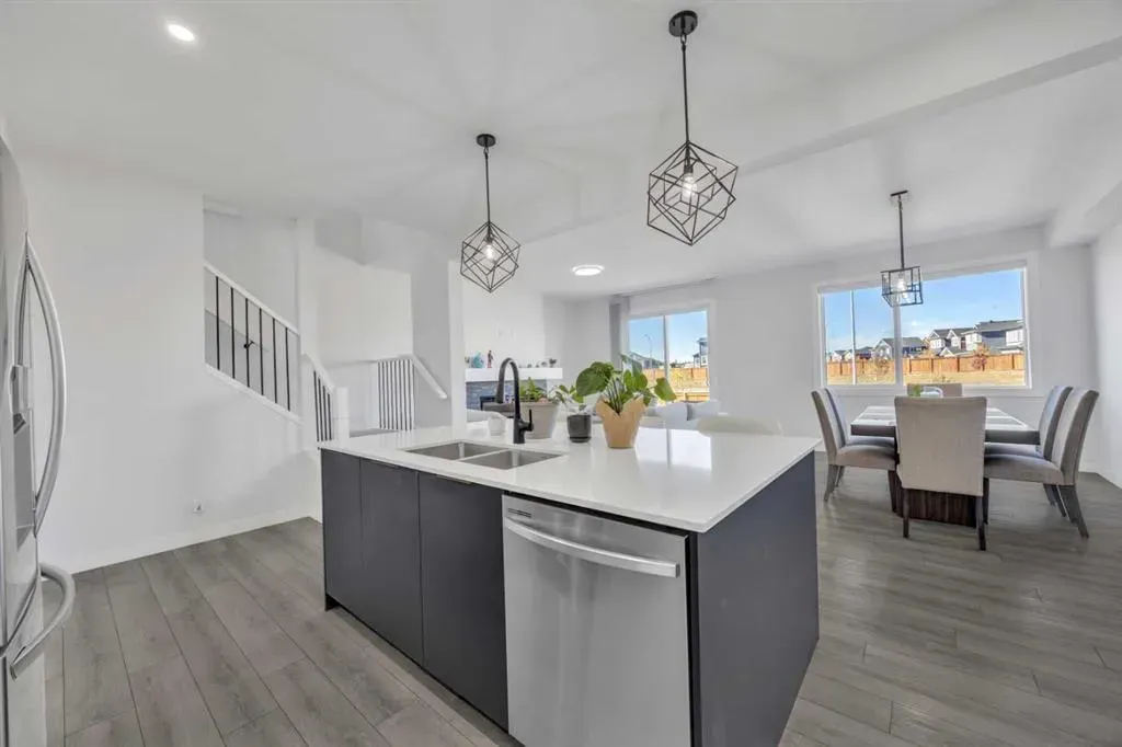 289 Corner Glen Way NE