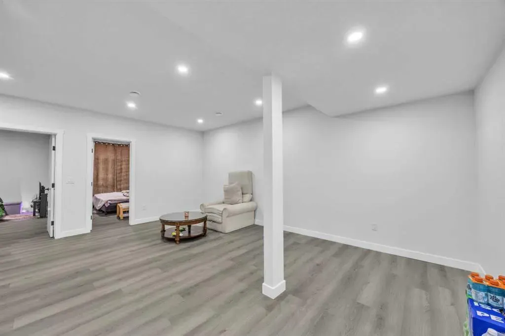 289 Corner Glen Way NE