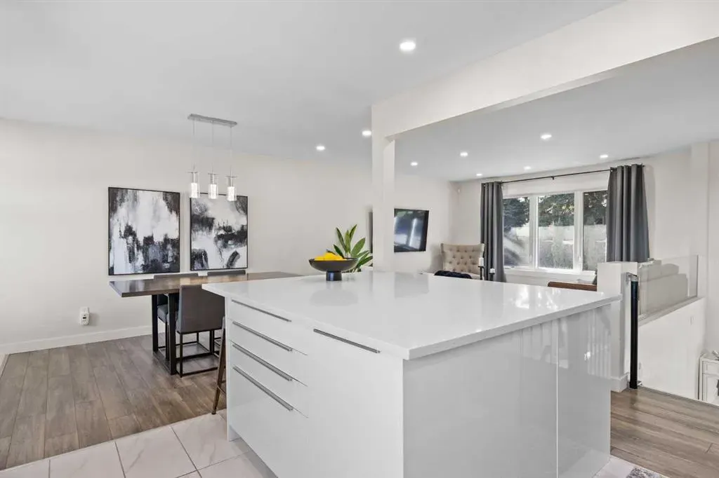 827 Canaveral Crescent SW