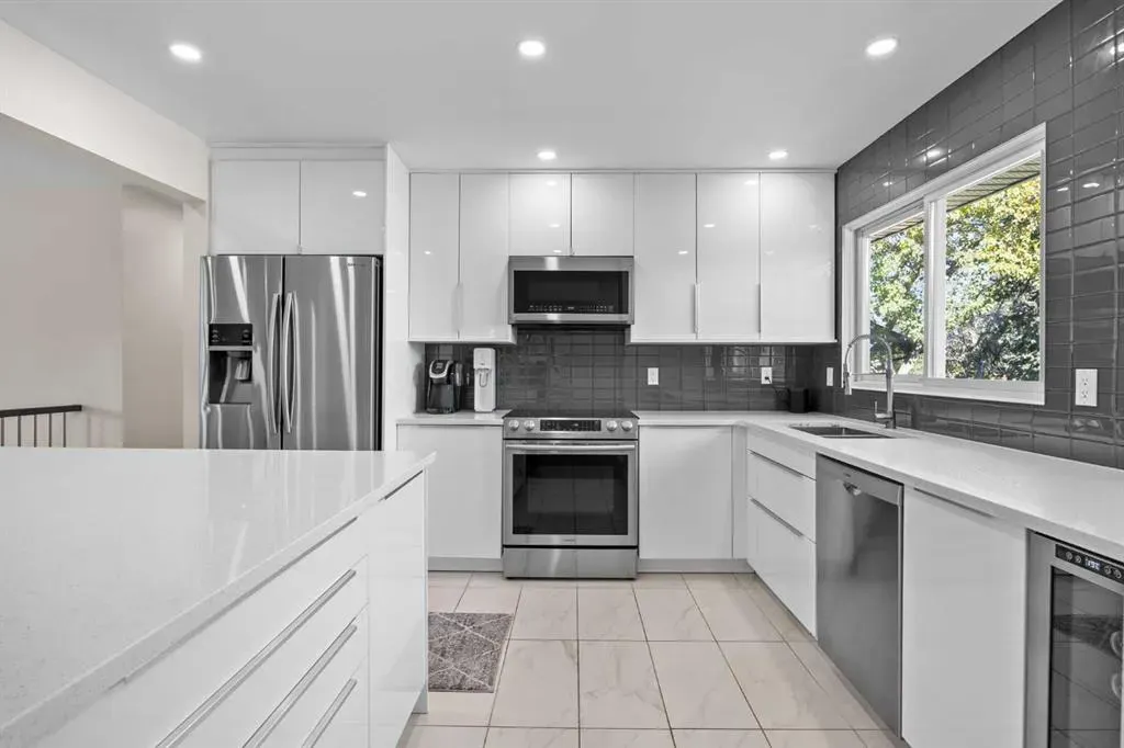 827 Canaveral Crescent SW