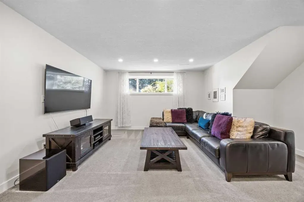 827 Canaveral Crescent SW