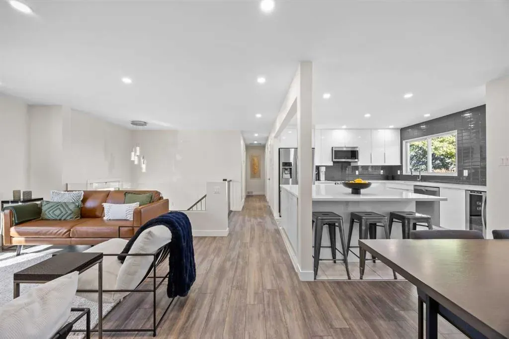 827 Canaveral Crescent SW