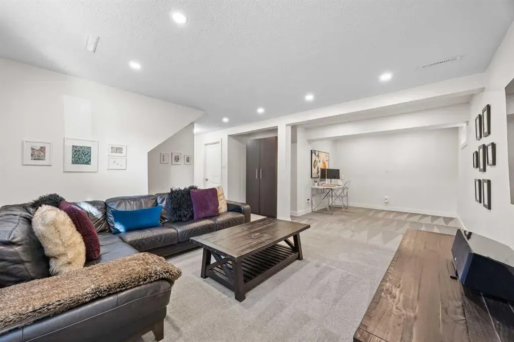 827 Canaveral Crescent SW