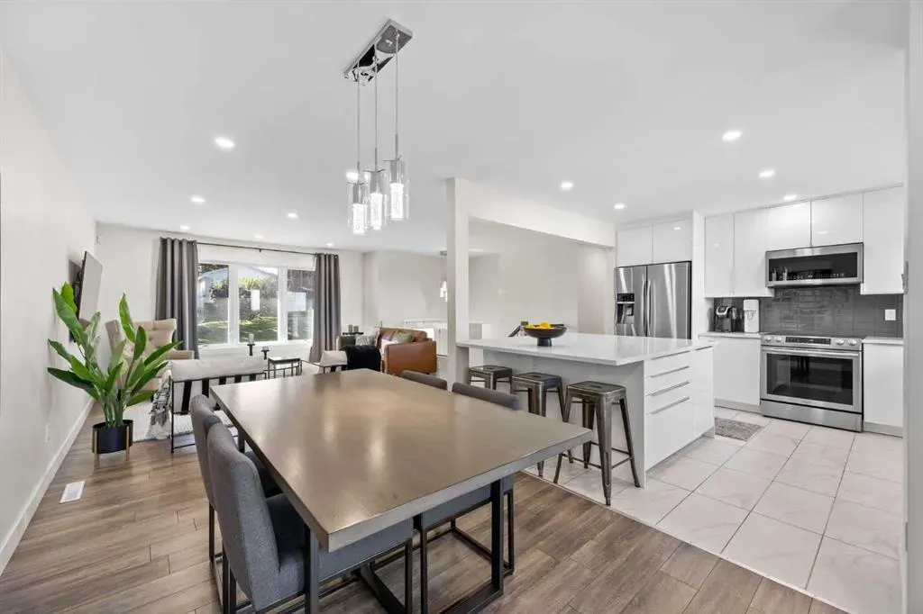 827 Canaveral Crescent SW